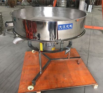 高頻篩不同于普通振動(dòng)篩的在于該產(chǎn)品使用的是，高頻振動(dòng)電機(jī)：振動(dòng)頻次快，振動(dòng)的幅度較小，所以對(duì)于漿液的過(guò)濾篩分有一定的優(yōu)勢(shì)。