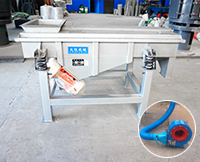 降溫直線(xiàn)振動(dòng)篩分為水冷降溫與風(fēng)冷降溫兩種，兩種不同降溫方式的選擇取決于物料本身和用戶(hù)需要降到多少度以及投資成本的考慮。