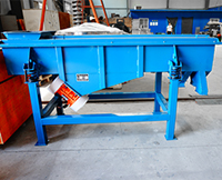 多層直線(xiàn)振動(dòng)篩篩層可達(dá)6層，物料可同時(shí)篩分出7種不同等級(jí)的物料。