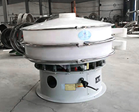 塑料振動(dòng)篩從篩網(wǎng)到篩框采用的全是pp塑料材質(zhì)，該材質(zhì)無(wú)色，無(wú)味，無(wú)化學(xué)反應(yīng)，使用壽命長(zhǎng)。