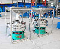 料倉(cāng)振動(dòng)篩是為了方便物料的投放，防止物料在投放的過(guò)程中出現(xiàn)散落的現(xiàn)象，多用于一些比重輕且流動(dòng)性好的物料。