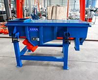 1035直線(xiàn)振動(dòng)篩屬于較大型的篩分設(shè)備，所以該設(shè)備的產(chǎn)量也相對(duì)比較高一些。