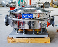 直排篩可分為單雙振動(dòng)源兩種，但其電機(jī)是懸掛在振動(dòng)篩框的外側(cè)，振動(dòng)理相對(duì)比較大。