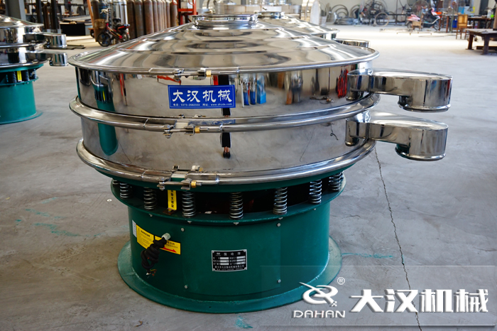 磨料振動篩也是旋振篩，其根據(jù)不同的物料可以成為不同的產(chǎn)品有不同的產(chǎn)品名稱，為了方便用戶的分辨與查找。