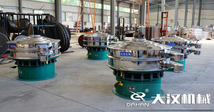 磨料振動篩的工作原理：是由直立電機(jī)作為激振源，用來幫助物料進(jìn)行運(yùn)動并且實(shí)現(xiàn)，理想的分級除雜效果。