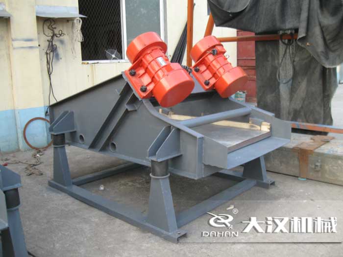 礦用振動篩采用優(yōu)質的錳鋼材質，主要特點就耐磨性強，對于礦用振動篩來說其，耐磨性是非常重要的。