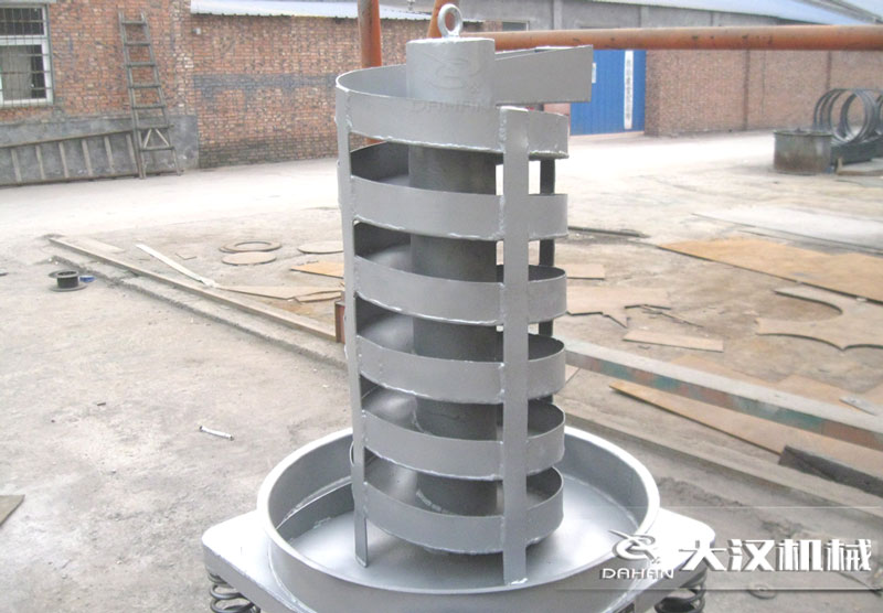 DZC垂直振動提升機：由于該產(chǎn)品屬于一種向上式的輸送和擺放方式所以，對于空間大小的要求較小。