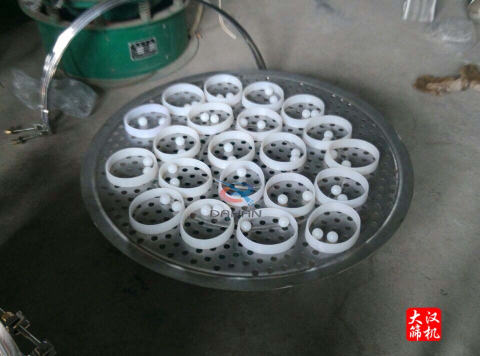 圓振動(dòng)篩沖孔板上放彈跳球 圓振動(dòng)篩沖孔板上放彈跳球