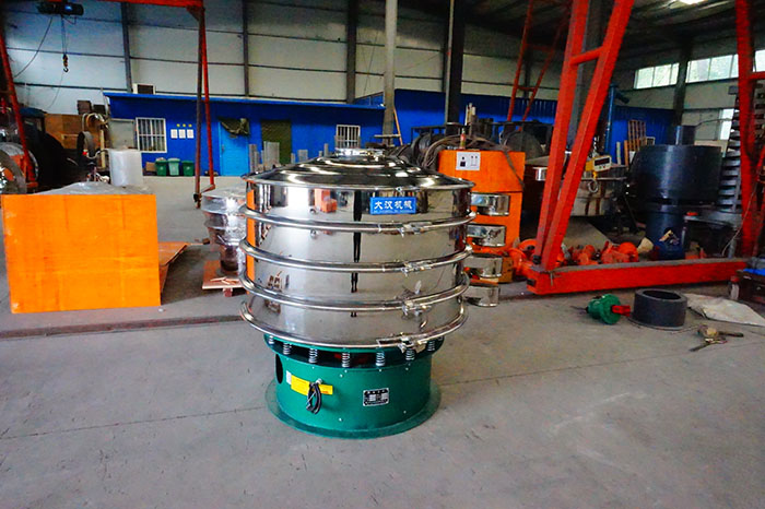 直徑1500mm振動篩是一個四個出料口，三層振動篩框的選震動篩，屬于較大型號的產(chǎn)品。