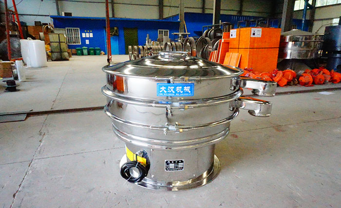 全不銹鋼振動篩采用304不銹鋼材質(zhì)，利用不銹鋼材質(zhì)的耐氧化，防腐蝕的特點，實現(xiàn)物料的篩分目的。