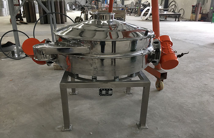 主要采用的是雙振動電機(jī)振動，其振動力比普通振動篩要高，同時采用直泄式的排料方式，很好的解決了堵料塞料的問題。