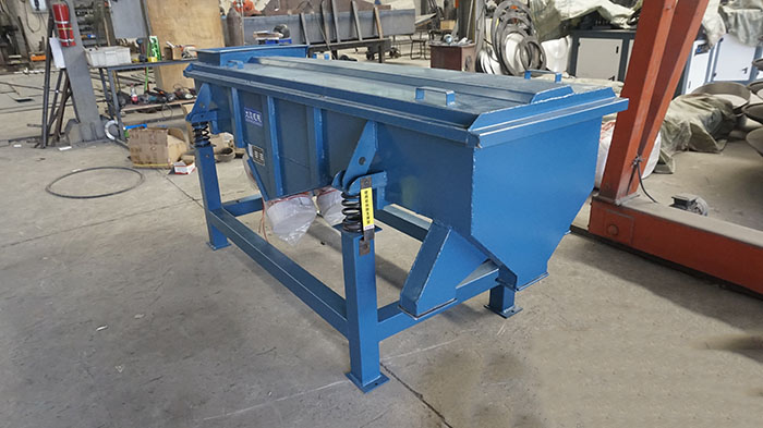 520型直線振動(dòng)篩主要采用的還是304不銹鋼材質(zhì)，能夠?qū)崿F(xiàn)長(zhǎng)久化衛(wèi)生化的物料的篩分。