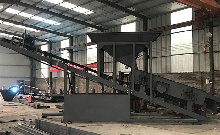 振動篩沙機(jī)產(chǎn)品概述：該產(chǎn)品比較適合河道篩沙，沙場篩沙，篩分效率高，經(jīng)久耐用，不易損壞。