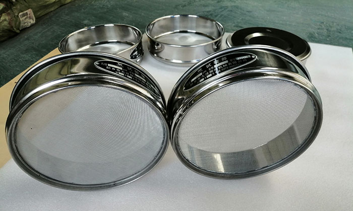 直徑75mm試驗篩采用的304不銹鋼材質(zhì)適用于很多行業(yè)。