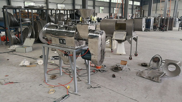 氣旋篩分機的特點：全不銹鋼材質(zhì)選擇，使用壽命更加長久，防腐蝕，防酸堿性強。