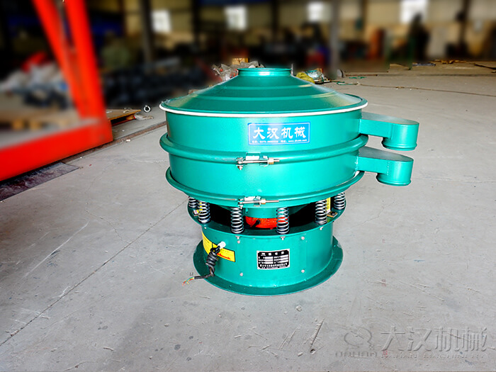  圓形振動(dòng)篩采用碳鋼材質(zhì)價(jià)格便宜，使用便利，篩分效果好。