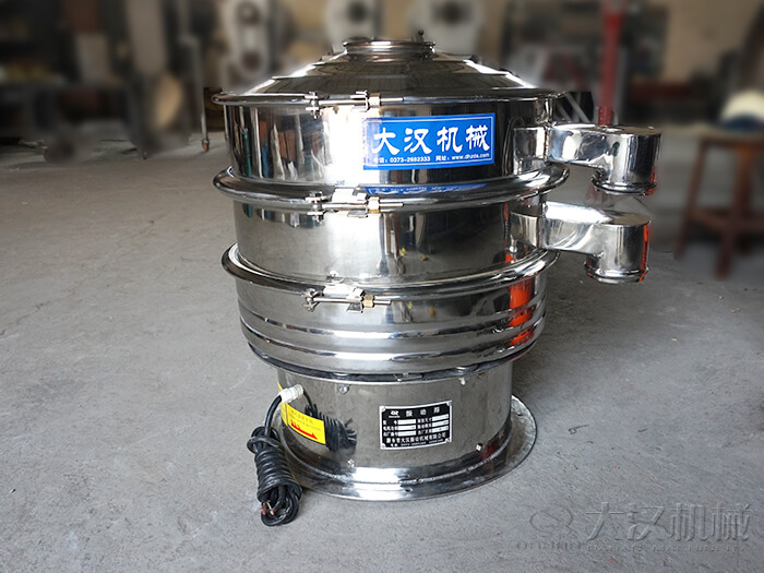 醫(yī)藥振動篩主要采用的是304不銹鋼振動篩，優(yōu)勢：設(shè)備干凈衛(wèi)生，不易生銹，使用壽命長久，經(jīng)久耐用。