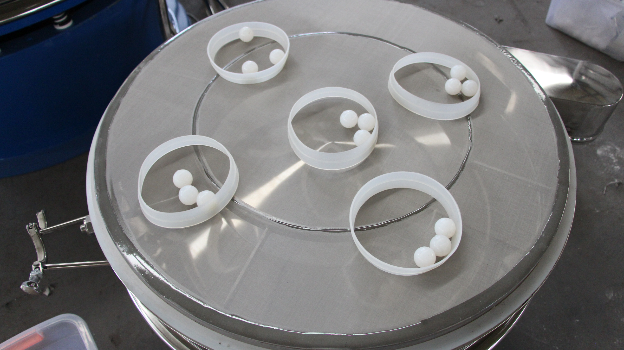 醫(yī)藥振動篩：篩架彈跳球，擋球環(huán)等。