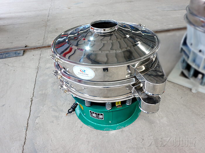  圓形旋振篩材質(zhì)由：不銹鋼+碳鋼，全碳鋼，全不銹鋼三種不同材質(zhì)可供選擇。