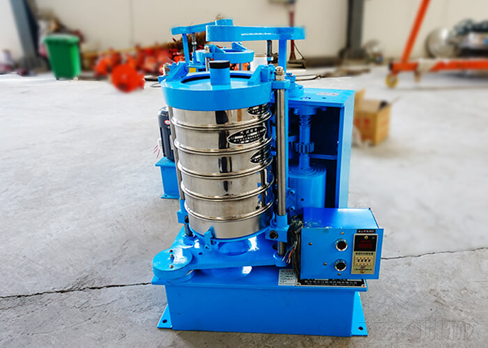 拍擊篩具有水平圓周運(yùn)動(dòng)和垂直敲擊運(yùn)動(dòng)，下料快、不易堵塞