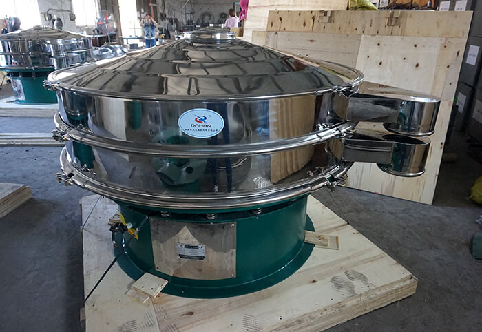 橡膠粉除雜振動(dòng)篩采用的是不銹鋼+碳鋼材質(zhì)。